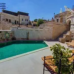 Capp Royal Cave Hotel