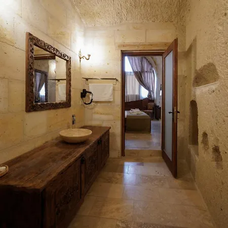 Capp Royal Cave * 于尔居普